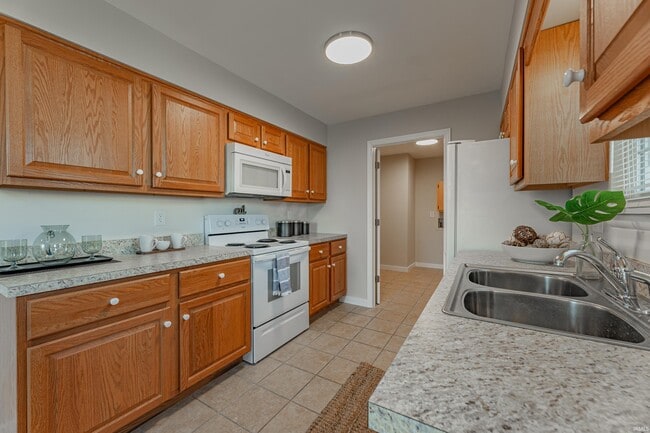 Building Photo - 7127 Pinehurst Dr