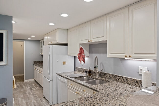 Building Photo - 15512 Country Club Dr