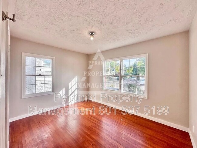 Building Photo - 1409 E Redondo Ave