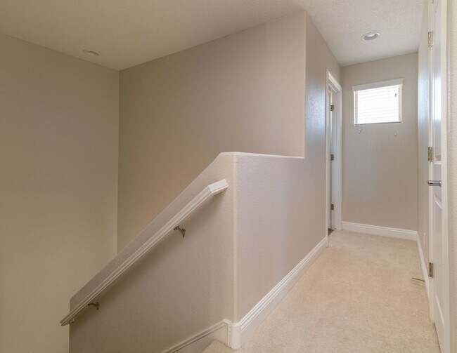 Building Photo - Gorgeous Pulte Townhome Available Now!