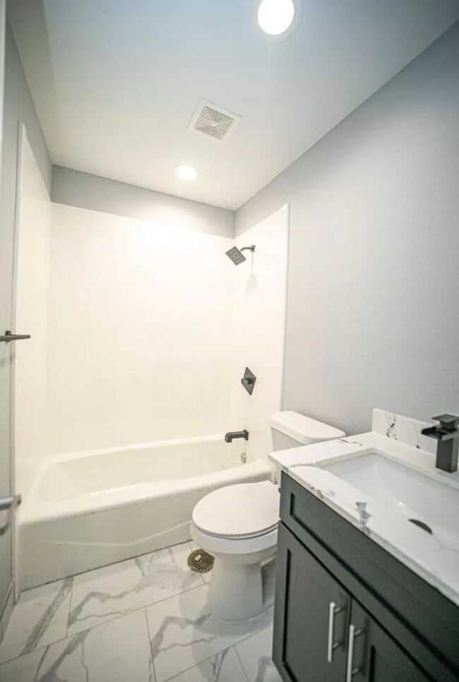 Building Photo - River Oaks Apartments