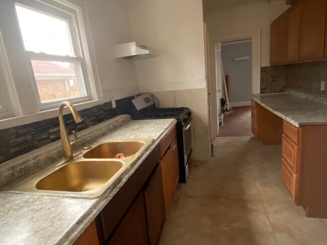 Building Photo - 70 Forest Row