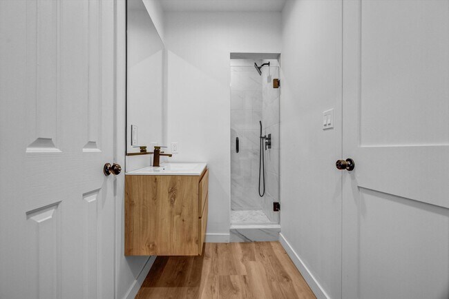 Building Photo - BEAUTIFULLY REMODELED, 5BD/4BA ENTERTAINER...