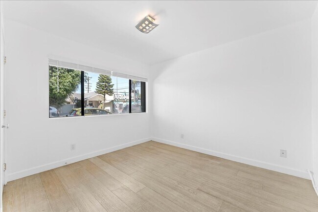 Building Photo - 392 Coronado Ave