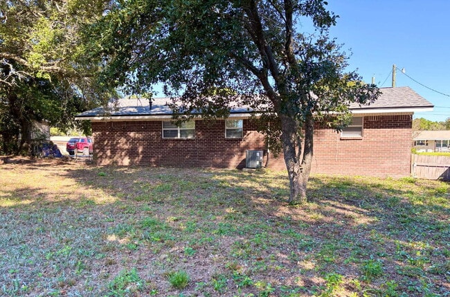 Building Photo - "Charming 3-Bed Home in Mary Esther!"