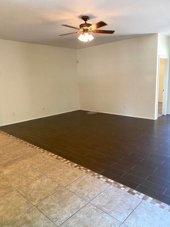 Building Photo - **BEAUTIFUL 3BEDROOM/2BATHROOM HOME LOCATE...