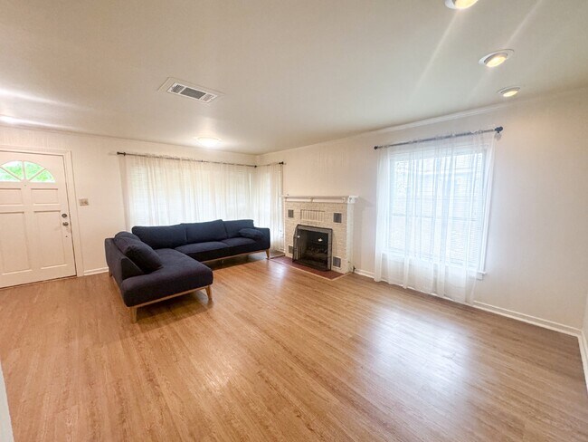 Building Photo - Adorable single story home in Landa Park E...