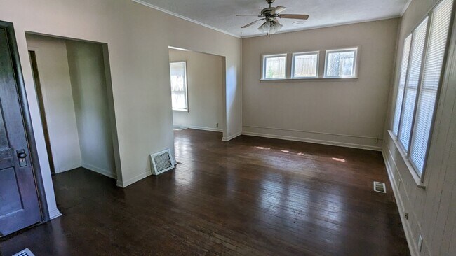 Building Photo - East End home near hospital, restaurants, grocery