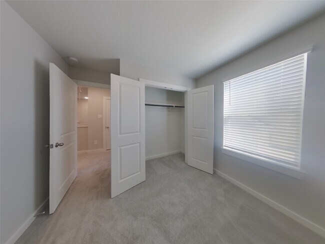 Building Photo - 9835 Willow Creek Commerce Dr