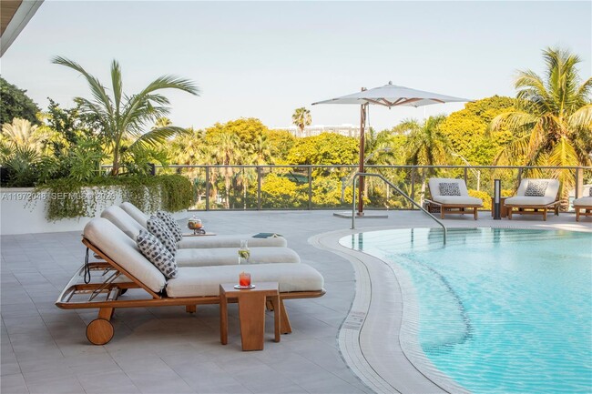 Building Photo - 2655 S Bayshore Dr