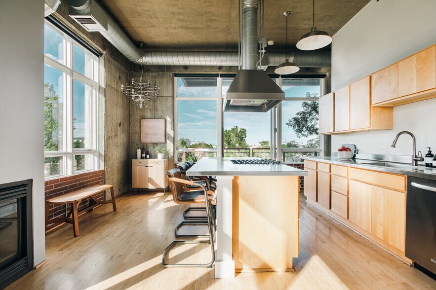 Building Photo - 2000 Little Raven St