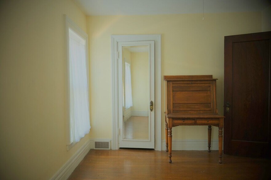 Building Photo - 489 Norwood Ave