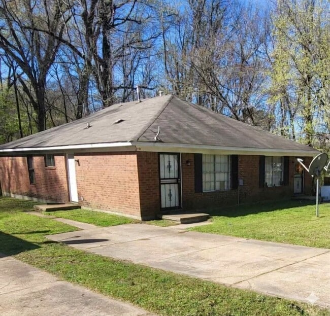 Building Photo - 613 McWhirter Ave