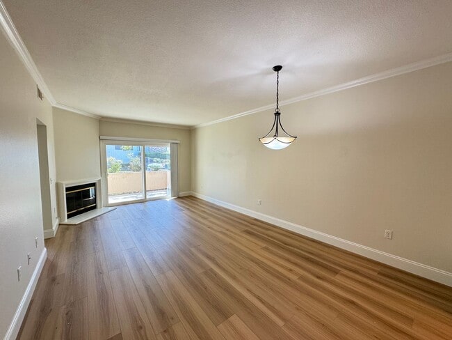 Building Photo - Immaculate 2Bd/2Ba Condo w/Brand New Floor...
