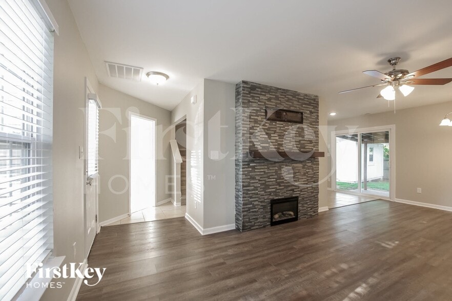 Building Photo - 5802 Crosswinds Ct