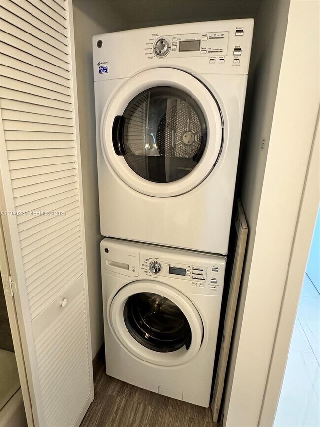 Building Photo - 1010 Brickell Ave