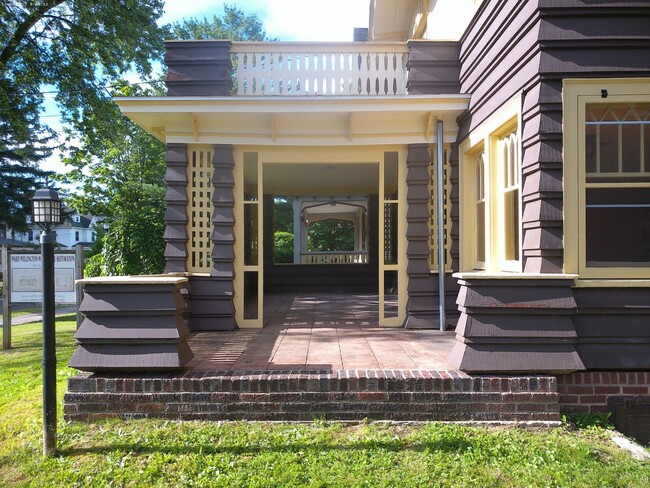 Building Photo - 464 Allen St