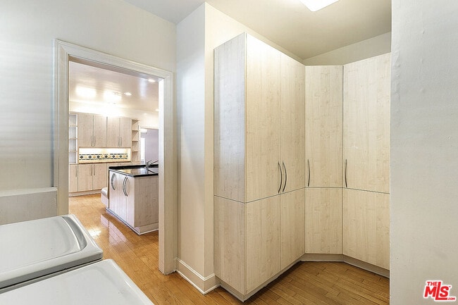 Building Photo - 143 S Mansfield Ave