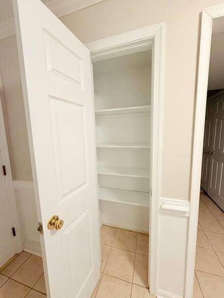 Building Photo - 4515 Forest Hill Dr