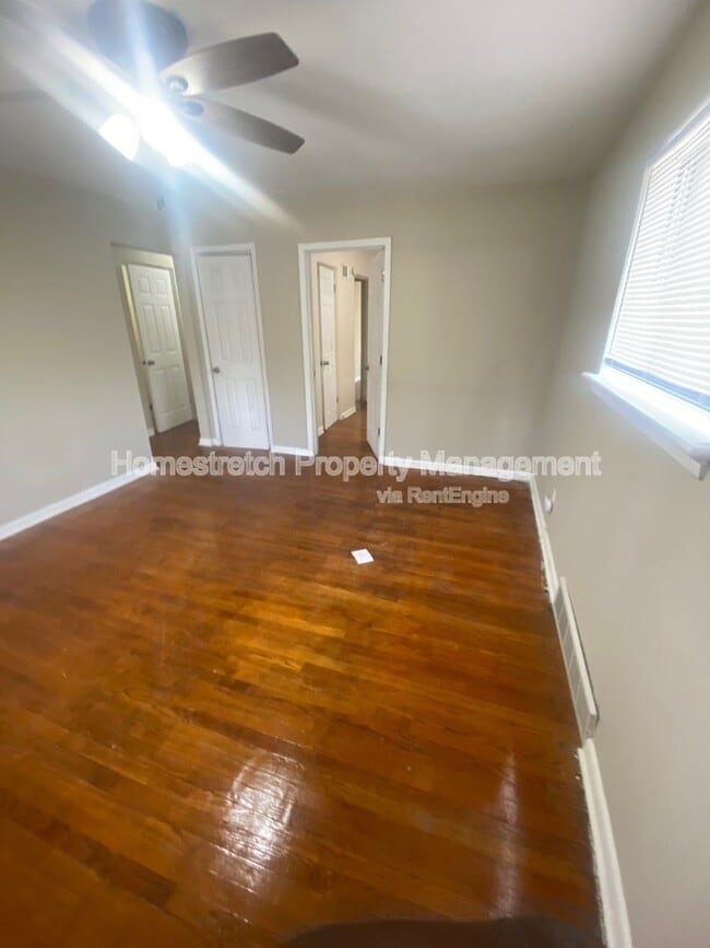 Building Photo - 6657 Kenwood Dr