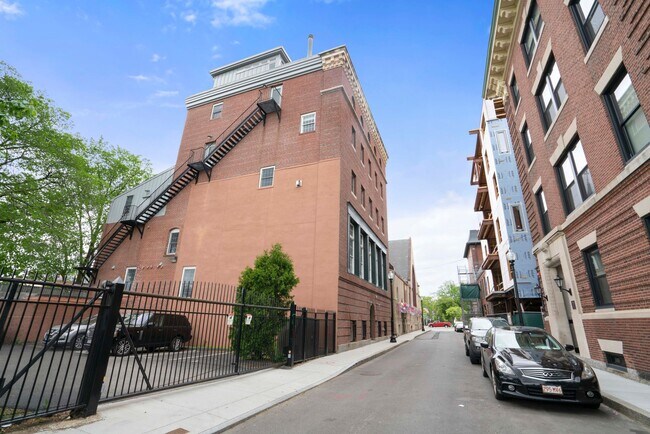 Building Photo - 8 Newcomb St
