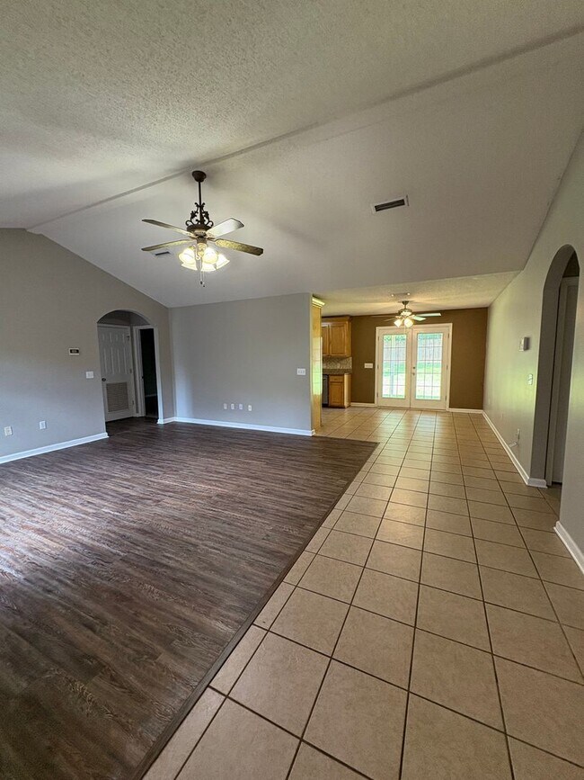 Building Photo - Hampton Place!