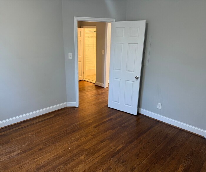 Building Photo - 5644 Midwood Ave