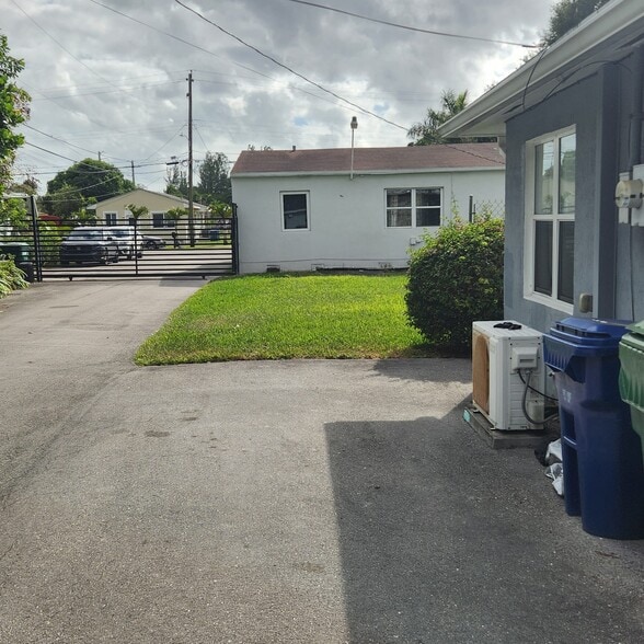 Building Photo - 14550 NE 2nd Ave