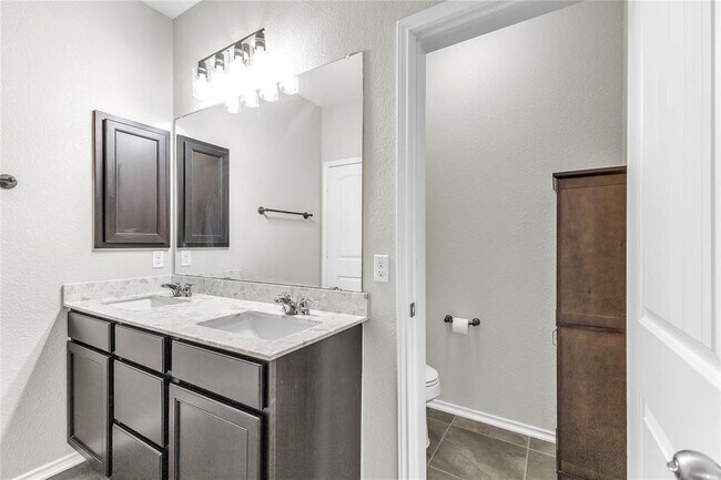 Building Photo - 709 Vaughn St