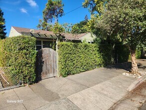 Building Photo - Beautiful 2 bedroom/1 bathroom home with a...