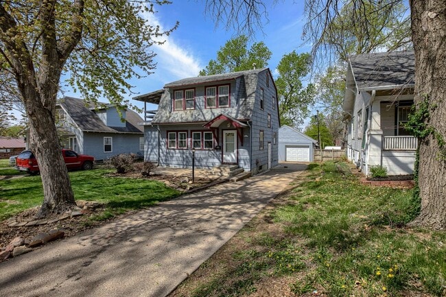 Building Photo - 3Bed 2Bath with 3 Stall Garage!