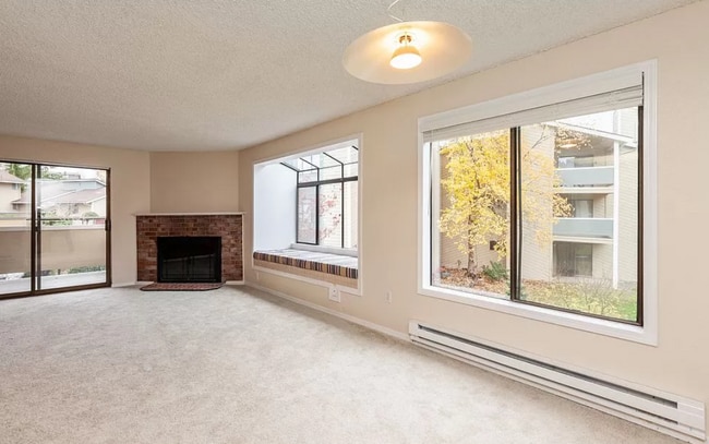 Building Photo - 2 Bedroom 1.75 Bath Condo in Lynnwood