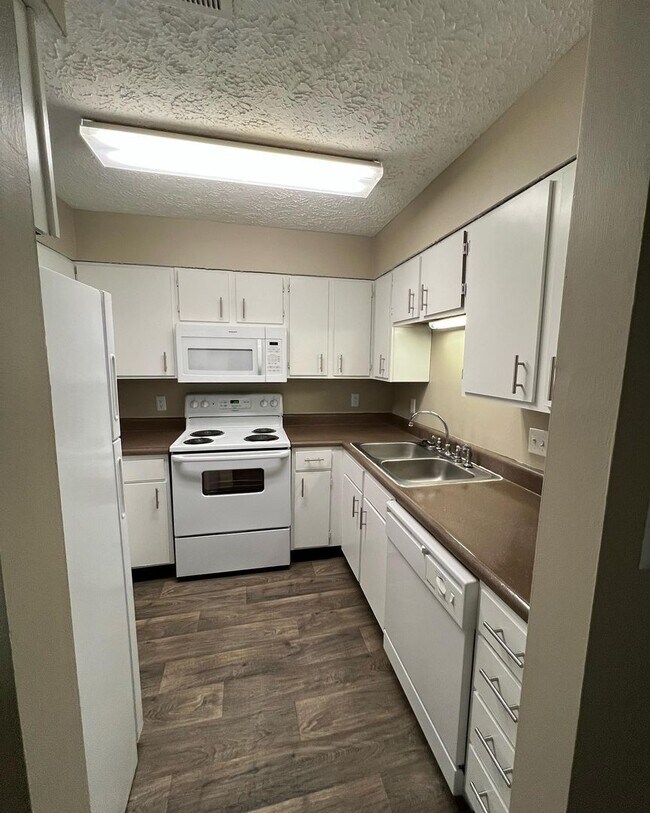 Building Photo - Huge two bedroom, two bathroom apartment!