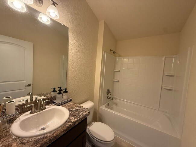 Building Photo - Three bedroom two bathroom BH Home