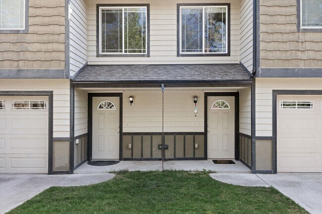 Building Photo - Garden Springs Duplex