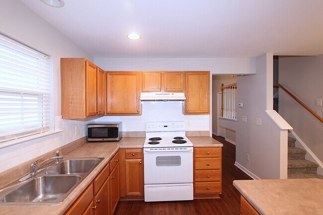 Building Photo - Great End Unit Townhome - FIRST MONTH'S RE...