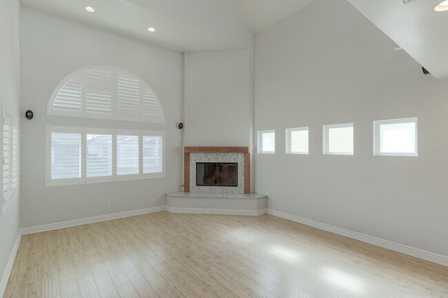 Building Photo - 3-Bed + 2.5 Bath Home with roof top deck with views of Ocean | Silverstrand Beach | Unfurnished