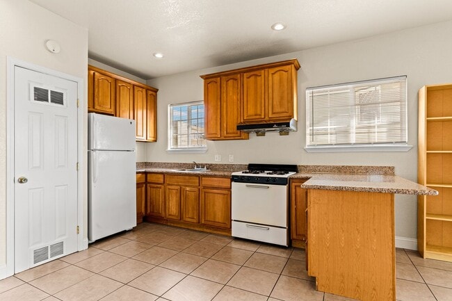 Building Photo - Massive 1,200 Sq Ft Renovated 3BR/2BA w/ Master Suite