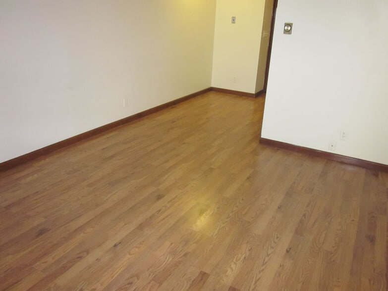 Building Photo - 606 W Healey St