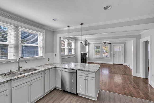 Building Photo - Stylish 2-Bed, 2-Bath Residence with Moder...