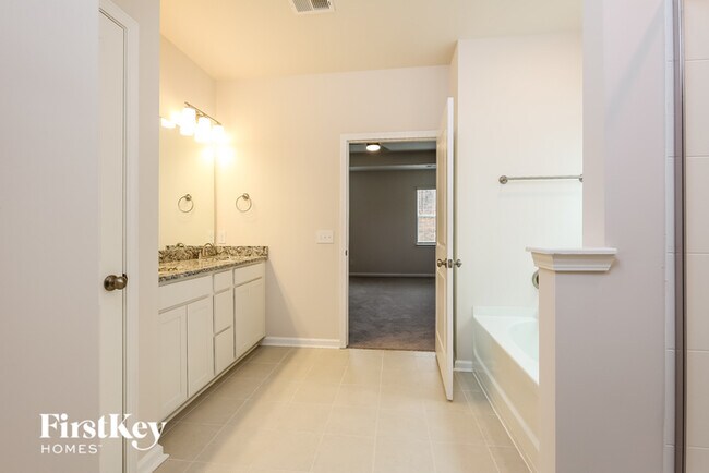 Building Photo - 574 Hillpark Ln