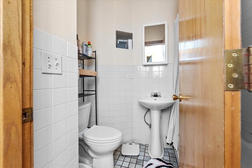 Building Photo - 910 W Gunnison St