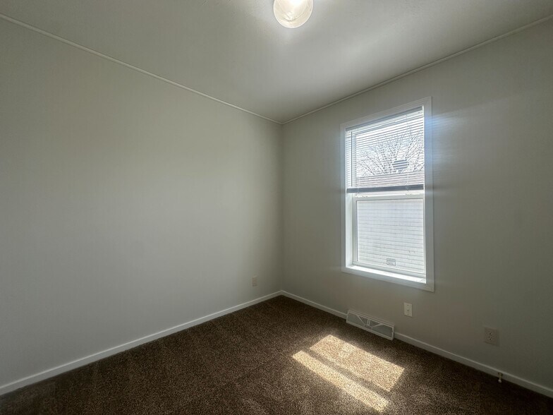 Building Photo - 1961 Four Seasons Dr