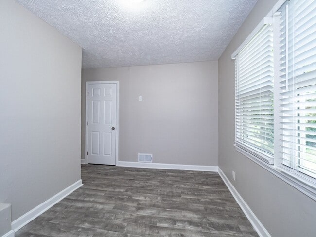 Building Photo - NEWLY RENOVATED 3 BEDROOM 1 BATH DUPLEX UNIT IN A EXQUISITE LOCATION!