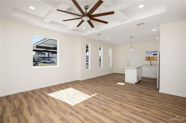Building Photo - 609 N Onyx Ave