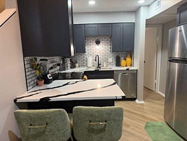 Building Photo - Luxurious 2-Bedroom Apartments with Modern Flair and Parkside Living!