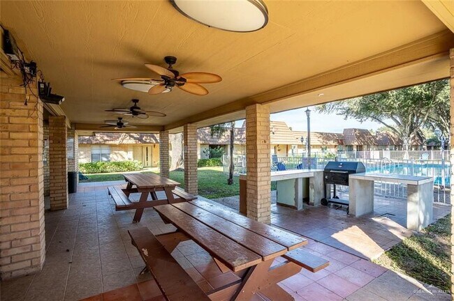 Building Photo - 500 E El Rancho Ave