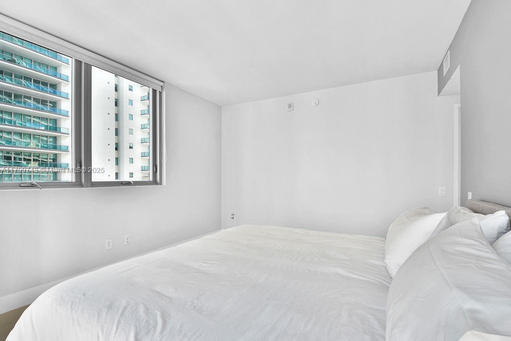 Building Photo - 1300 Brickell Bay Dr