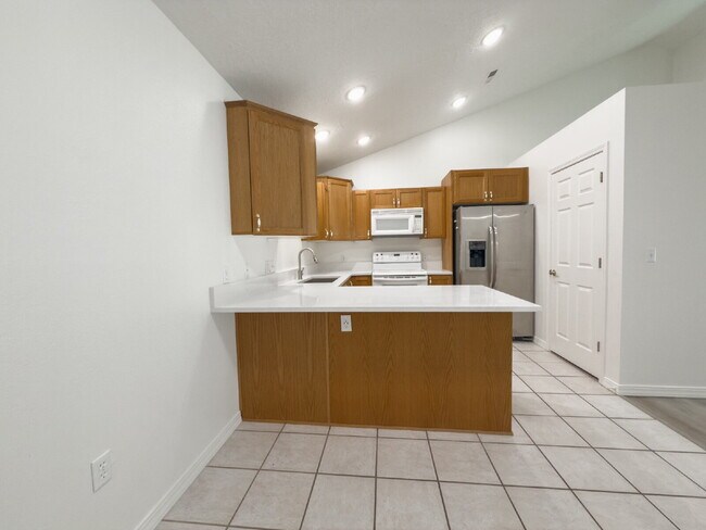 Building Photo - SEPTEMBER FREE RENT!! Spacious, NEWLY RENO...