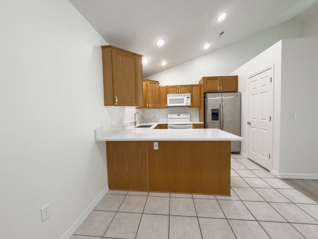 Building Photo - Spacious, NEWLY RENOVATED 3-Bedroom, 2-Bathroom Condo in Bountiful!